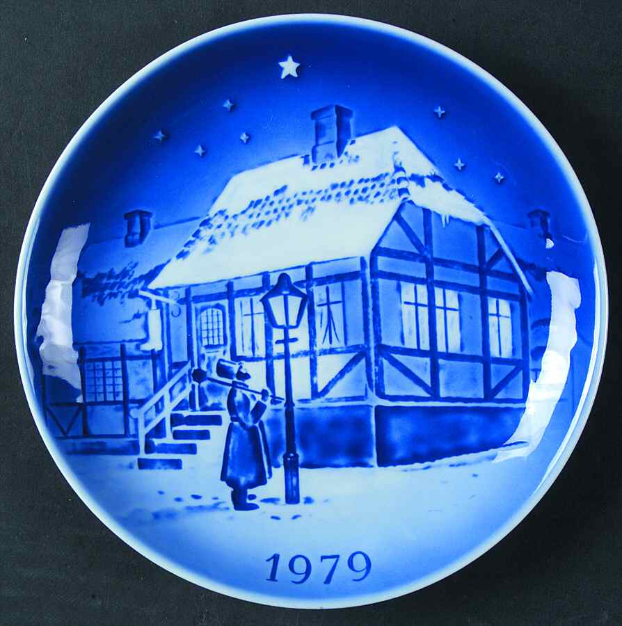 Svend Jensen Christmas Plate Old Street Lamp  - Boxed by Desiree-1
