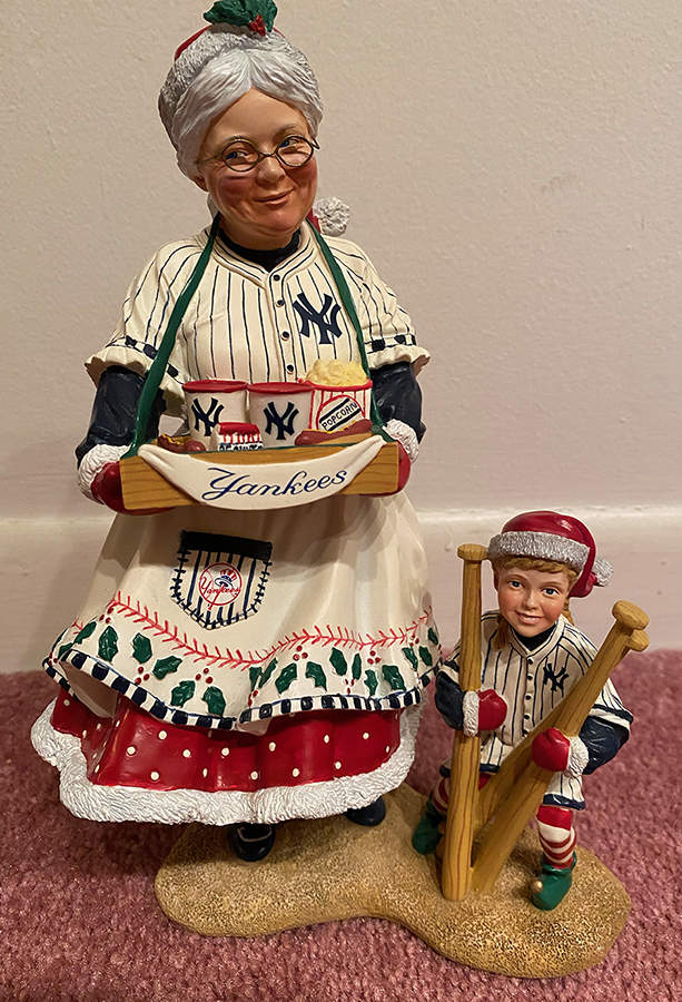 Yankee Mr & Mrs Santa  Figurines Yankees Mrs Claus - Boxed by Danbury Mint-1