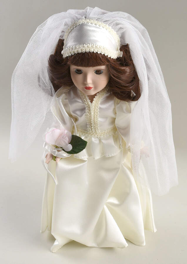 Brides of America Dorothy-A Bride Of The 1940's - No Box by Danbury Mint-1