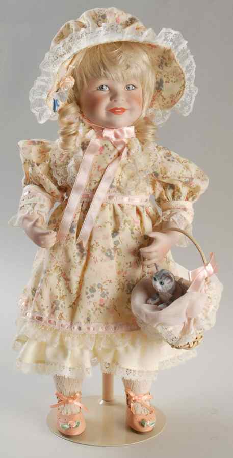 Purr-Fect Playmates Elizabeth W/ Kitten - With Box by Danbury Mint-1