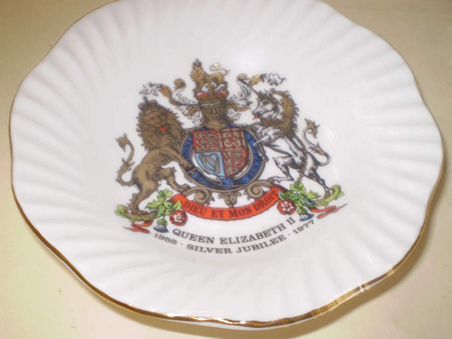 Elizabethan Royalty Commemorative Silver Jubilee Plate-Crest - No Box by Elizabethan-1
