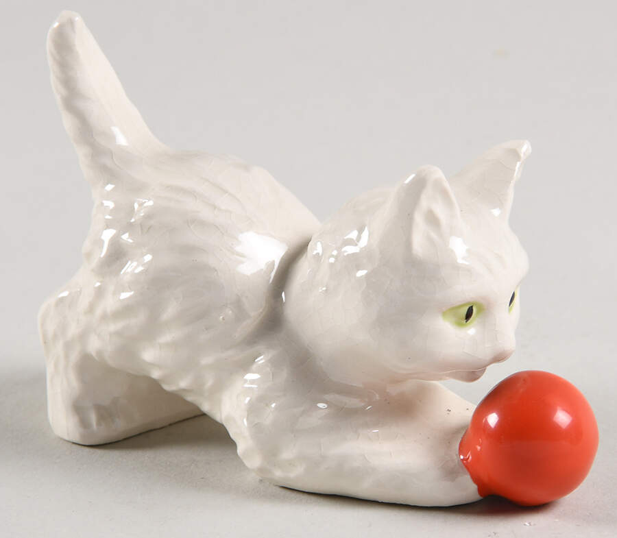 Animals-Figurines White Cat With Red Ball - No Box by Goebel-1
