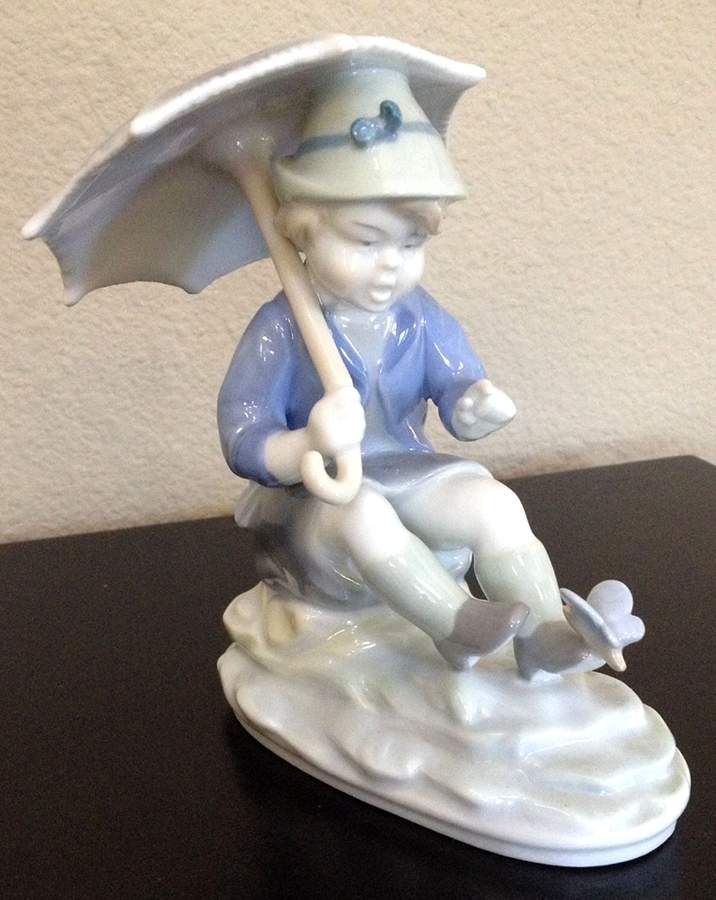 Metzler & Ortloff Figurines Boy With Umbrella - No Box by Metzler & Ortloff-1
