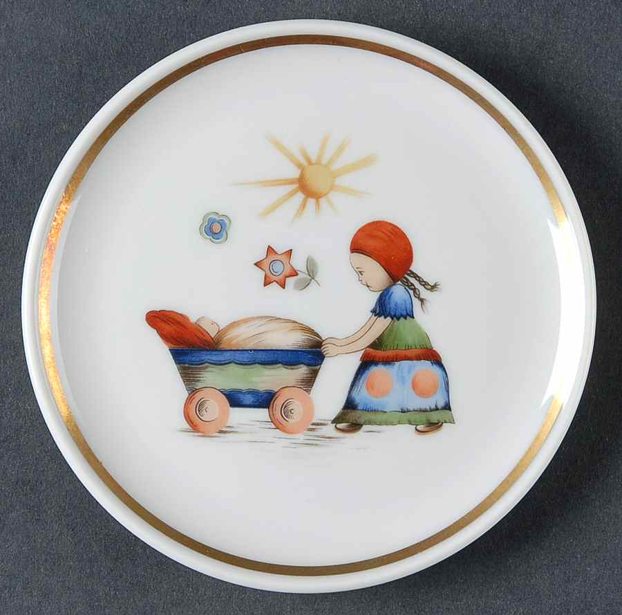 Berta Hummel Museum Miniature Plate Afternoon Stroll - Boxed by New England-1
