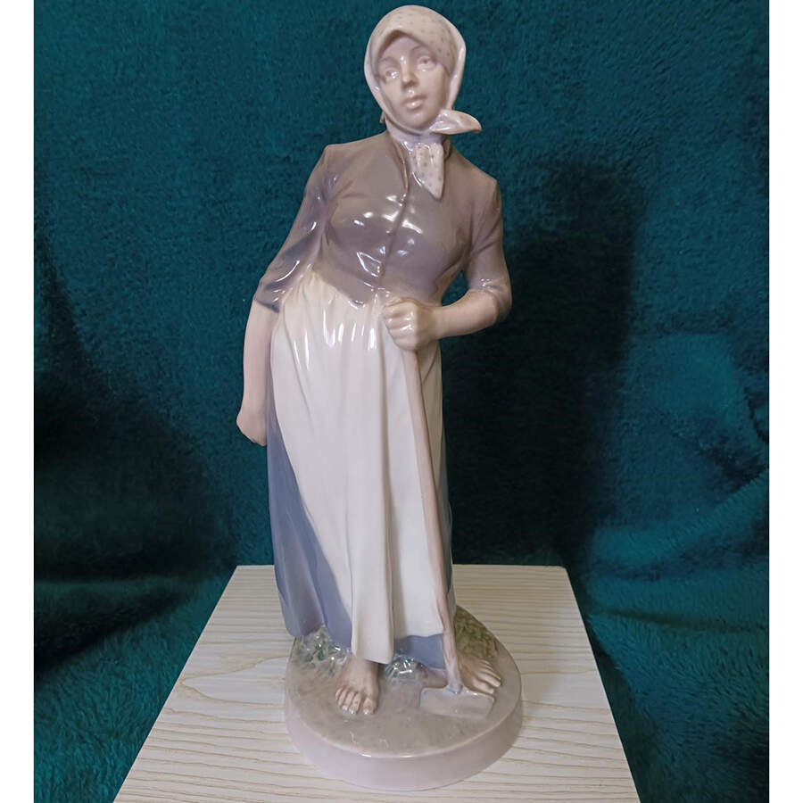 World Life Woman With Hoe - No Box 42 by Royal Copenhagen-1