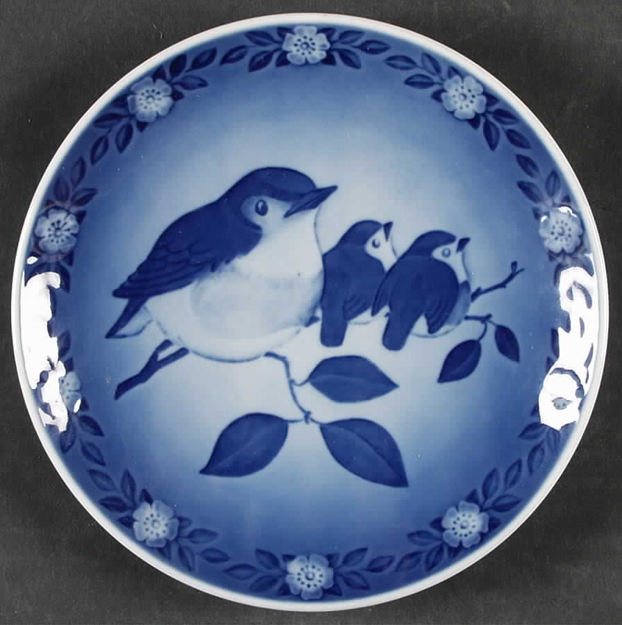 Motherhood Mother Robin With Babies - No Box by Royal Copenhagen-1