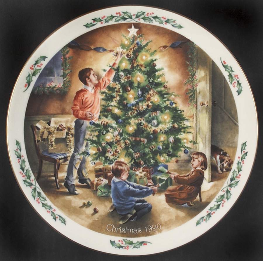 Family Christmas The Finishing Touch - Boxed by Royal Doulton-1
