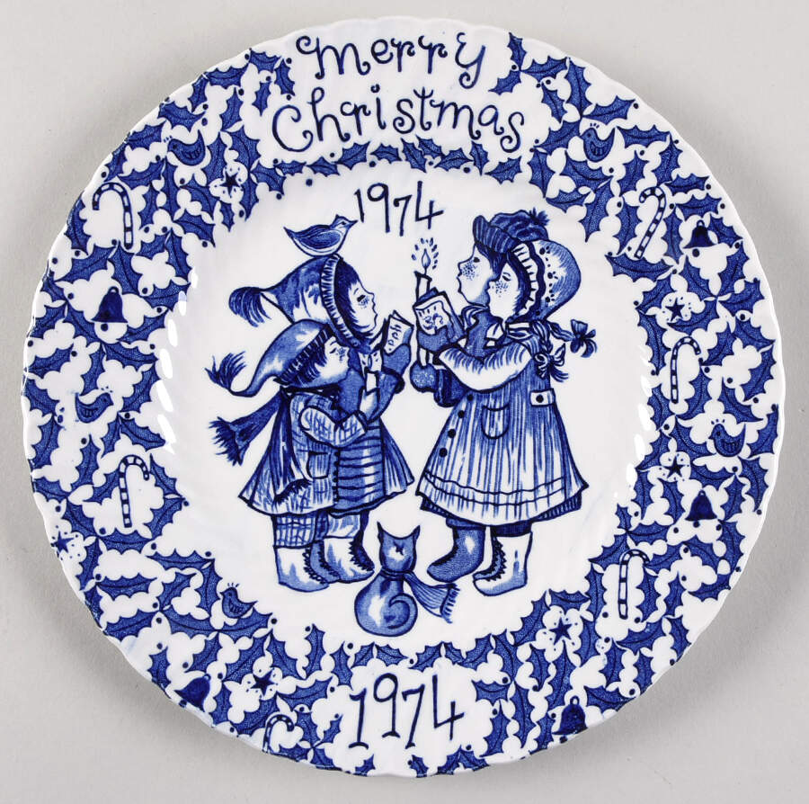 Royal Crownford Christmas Plates 1974-Blue - No Box by Royal Crownford-1