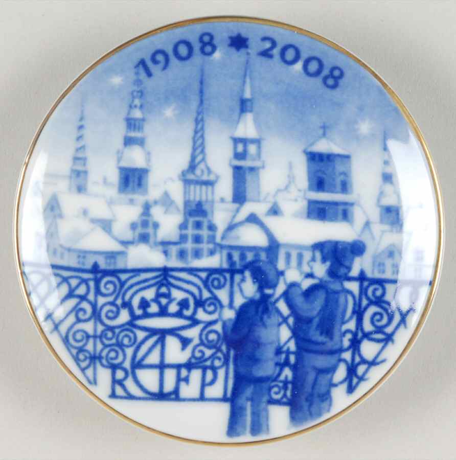 Centinnial Christmas Plaquette Christmas Eve In Copenhagen - Boxed by Royal Copenhagen-1