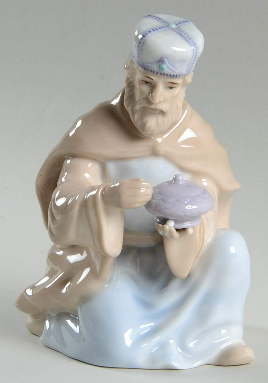 Holiday Nativity King Kneeling - No Box by Royal Doulton-1