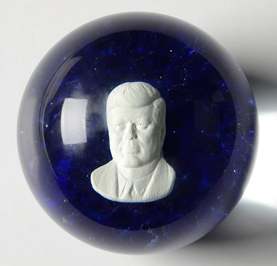 Paperweight Kennedy-Assassinated President - No Box by St. Clair Crystal-1