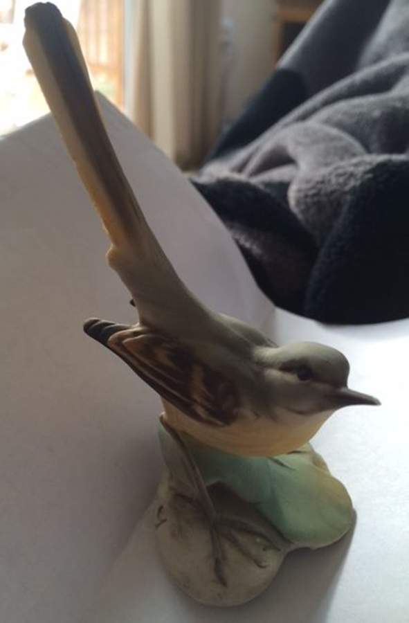 Tay Figurine Motacilla On Leaf - No Box by Tay Porcelain-1