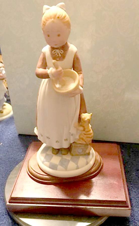 Holly Hobbie-Figurine Girl With Food - No Box by World Wide Art-1
