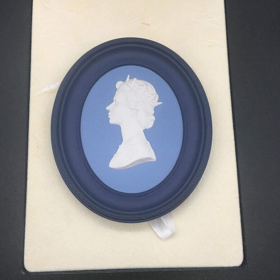Wedgwood Royal Commemorative Giftware Elizabeth Ii Silver Jubilee Medallion - Boxed by Wedgwood-1