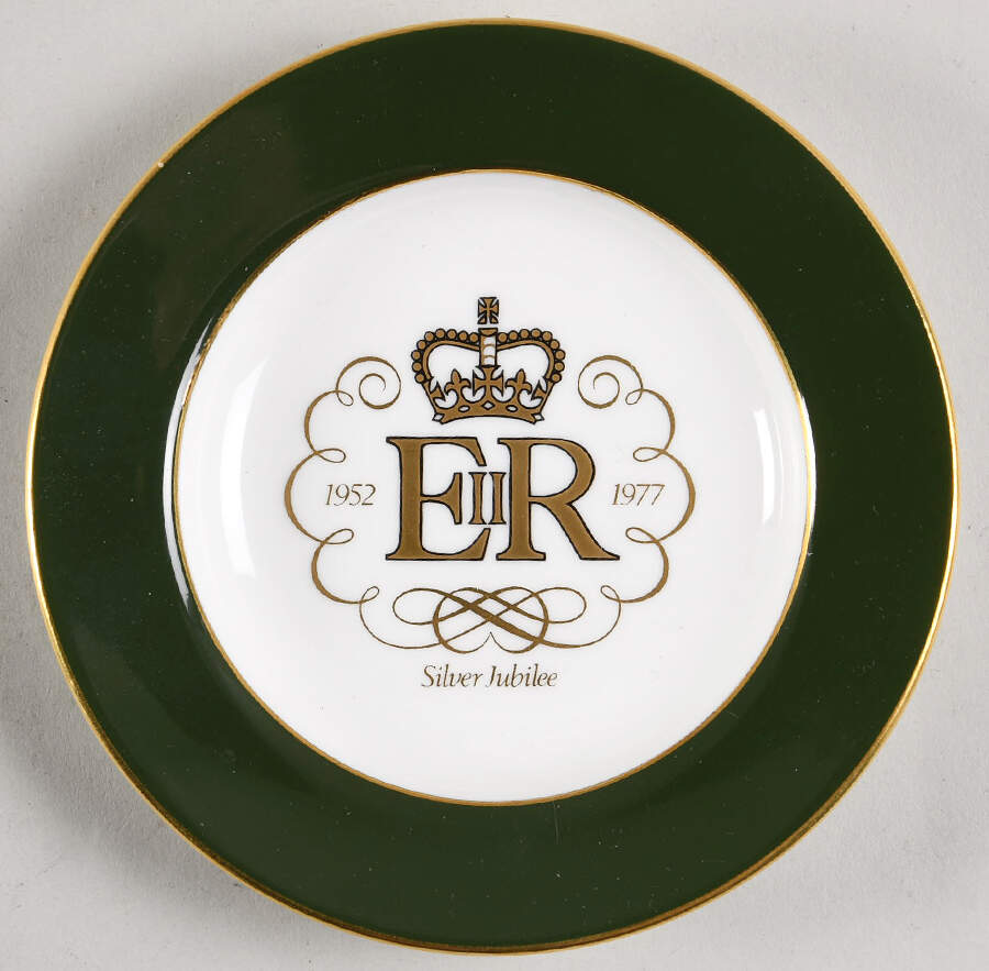 Wedgwood Royal Commemorative Giftware Elizabeth Ii Silver Jubilee Co - Boxed by Wedgwood-1