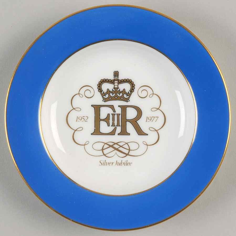 Wedgwood Royal Commemorative Giftware Elizabeth Ii Silver Jubilee Dish - Boxed by Wedgwood-1