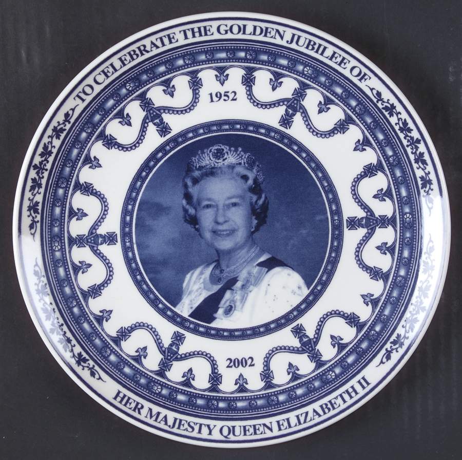 Wedgwood Royal Commemorative Giftware Elizabeth Ii Golden Jubilee Plate - Boxed by Wedgwood-1