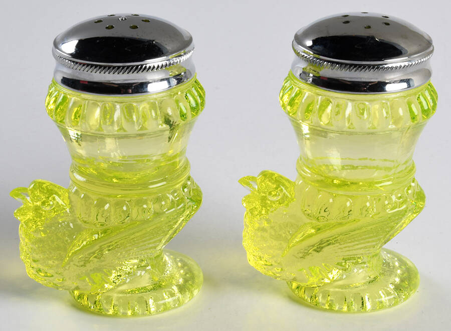 Animals & Figurines Bird Salt and Pepper Shaker Set by Degenhart Glass Co-1