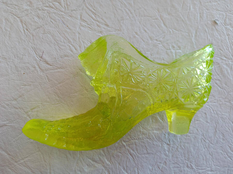 Animals & Figurines Slipper with Kitten by Degenhart Glass Co-1
