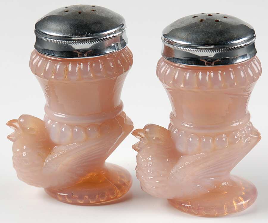 Animals & Figurines Bird Salt and Pepper Shaker Set by Degenhart Glass Co-1