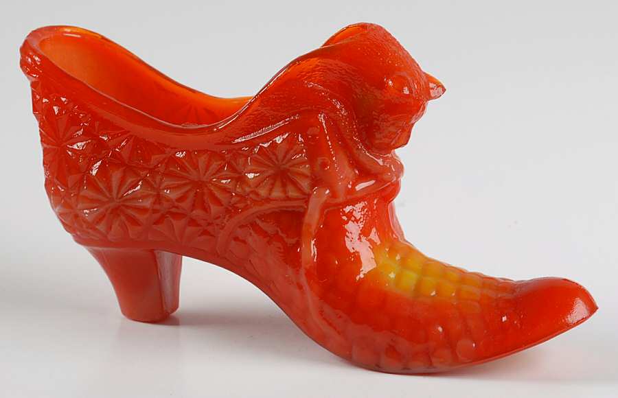 Animals & Figurines Slipper with Kitten by Degenhart Glass Co-1