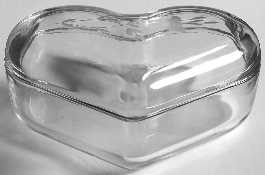 Heritage Medium Heart Box with Lid by Princess House-1