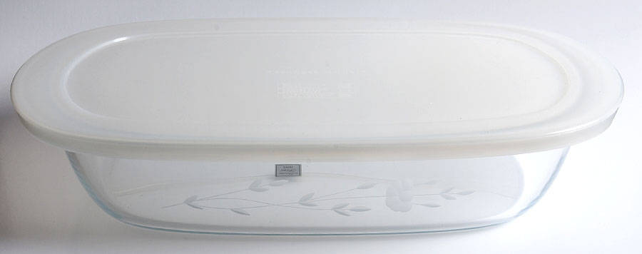 Heritage 17" Rectanglar Baker & Plastic Lid by Princess House-1