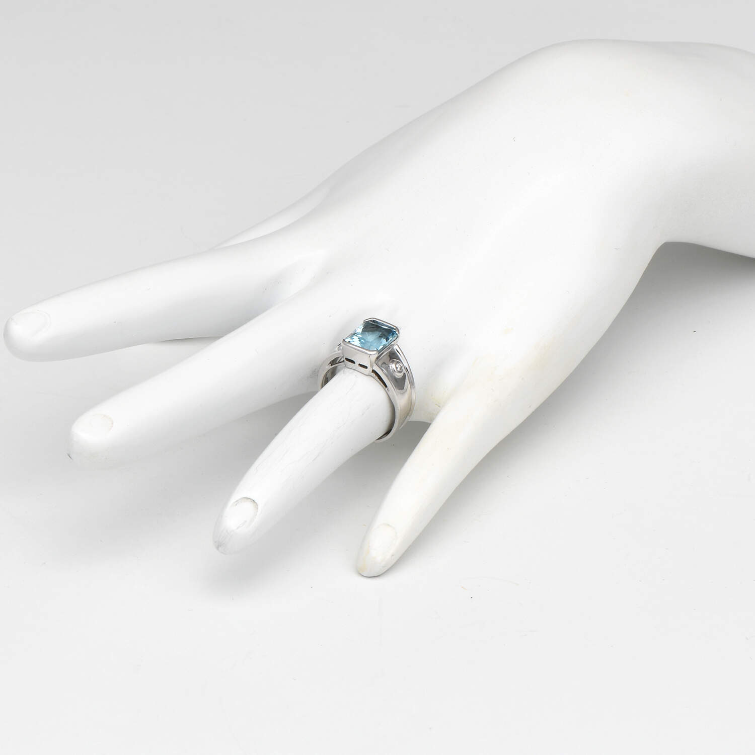 18KW Aquamarine (2.95) & Diamond (0.04) Accent Band Ring-6