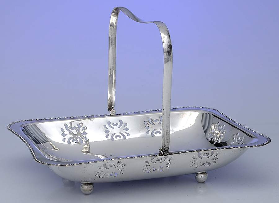 01601 (Silverplate, Hollowware) Silverplate Tray with Center Handle by Cheltenham & Co Ltd-1