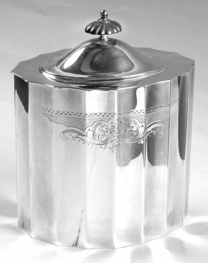 Colonial Classic (Plated, Hollowware) Biscuit Box with Lid by Lunt Silver-1