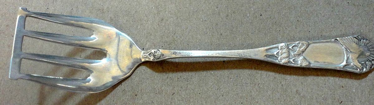 G5L1  Solid Flat Sardine Server by Saethers Gull (Norway)-1