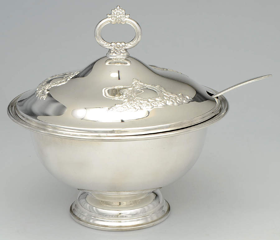 Castle Court (Silverplate, Hollowware) Tureen W/Lid & Ladle by Oneida Silver-1
