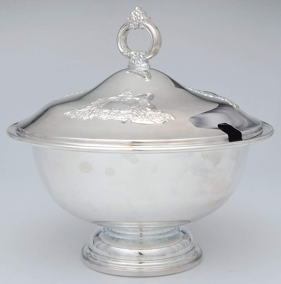 Castle Court (Silverplate, Hollowware) Tureen & Lid by Oneida Silver-1