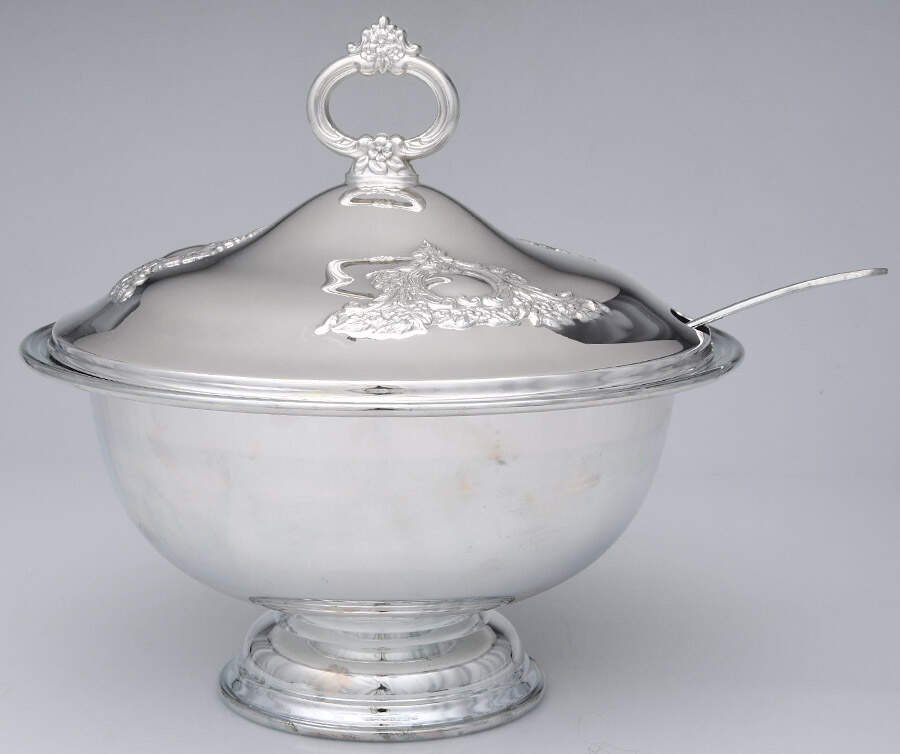 Castle Court (Silverplate, Hollowware) Tureen W/Lid, Ladle & Liner by Oneida Silver-1