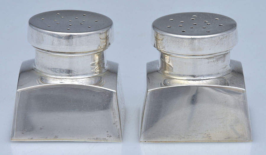 George Washington Reproduction (Strlg, Hlwr) Individual Salt and Pepper Set by Plummer Limited-1