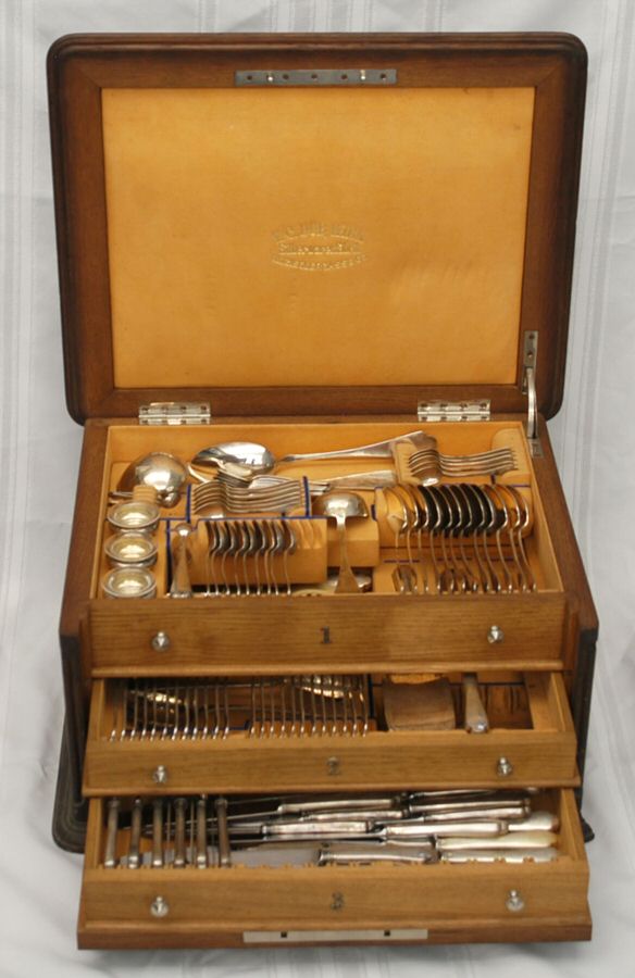 VCB1 (116 Piece Set) Serving/Place with Wood Chest by Vincenz Carl Dub-1