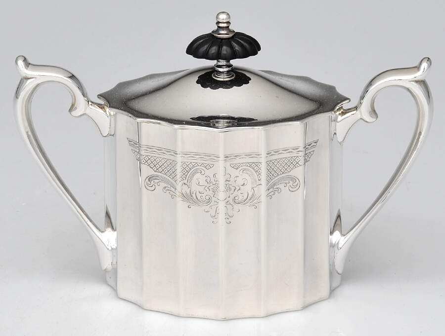 Colonial Classic (Plated, Hollowware) Sugar Bowl & Lid by Lunt Silver-1