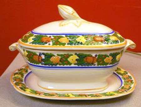 Della Robia Multicolor on Cream Sauce Boat & Lid with Underplate
