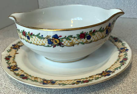 AHR126 Gravy Boat with Attached Underplate