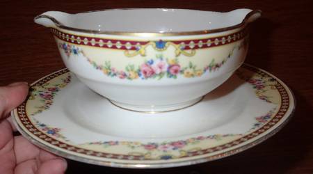 AHR140 Gravy Boat with Attached Underplate