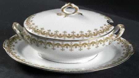 AHR19 Gravy Boat w/Attached Underplate & Lid
