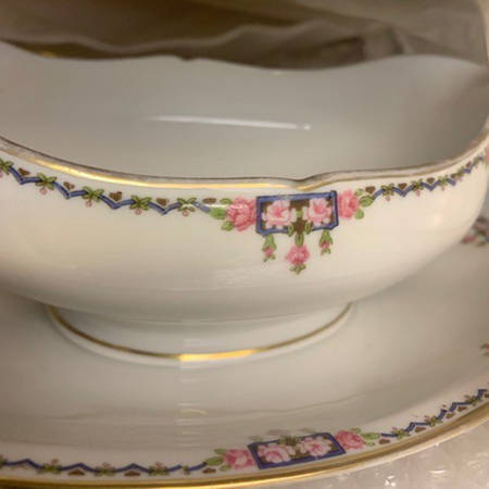 AHR222 (Gold Verge, Gold Trim) Gravy Boat with Attached Underplate