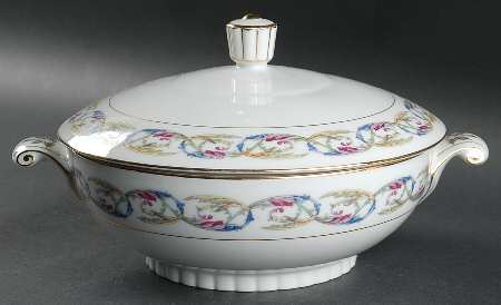 Acanthus Round Covered Vegetable