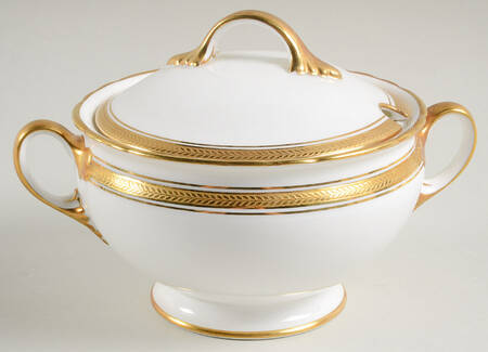 Elizabeth (Scalloped, Pin Line) Sauce Boat & Lid