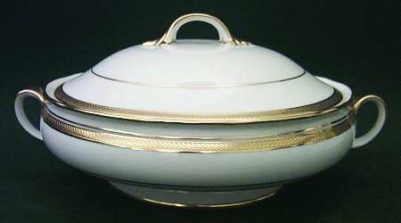 Elizabeth (Scalloped, Pin Line) Round Covered Vegetable
