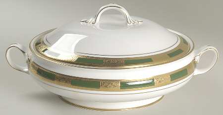 Empress Laurel Round Covered Vegetable