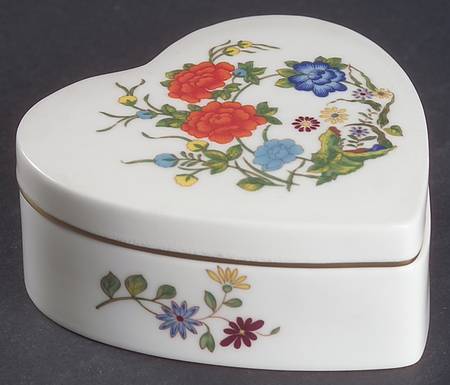 Famille Rose Heart Shape Box & Lid