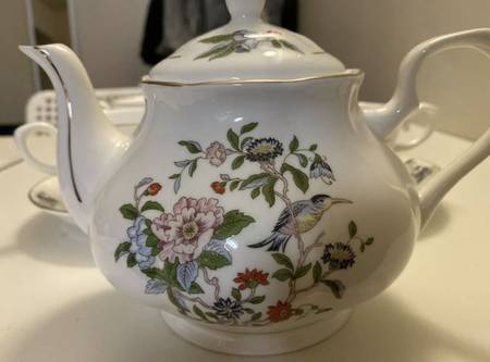 Pembroke (Gold Trim) Teapot & Lid