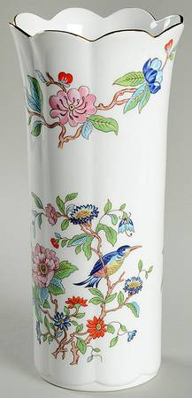 Pembroke (Gold Trim) 8" Scalloped Vase
