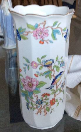 Pembroke (Gold Trim) 10" Vase